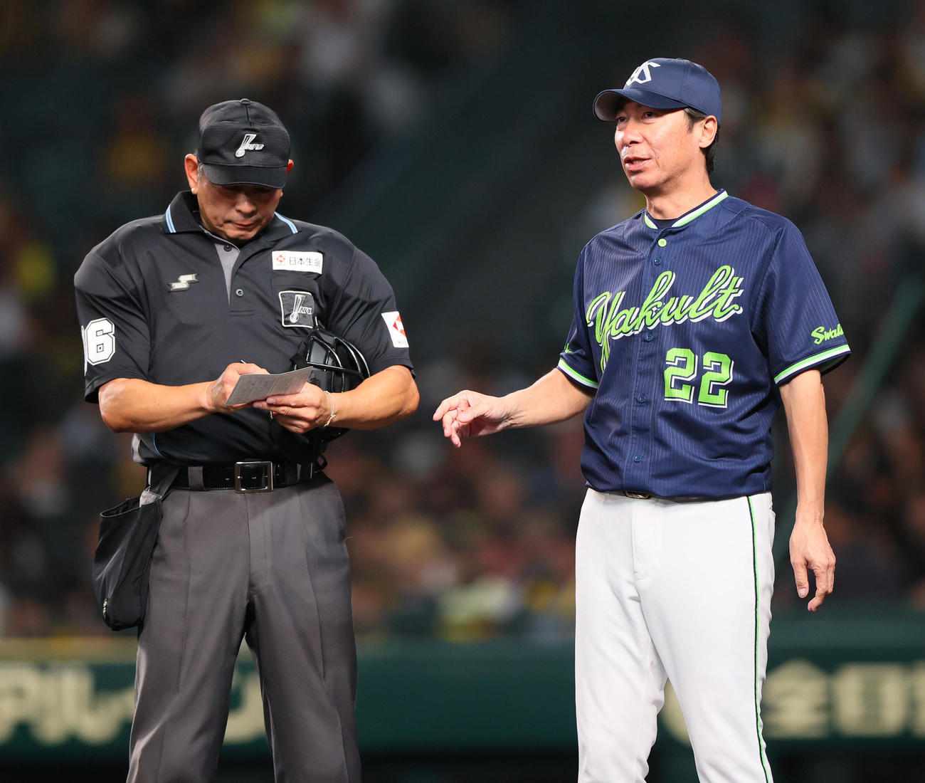 阪神対ヤクルト　7回表を終え、高津監督（右）は球審に交代を告げる（撮影・上山淳一）