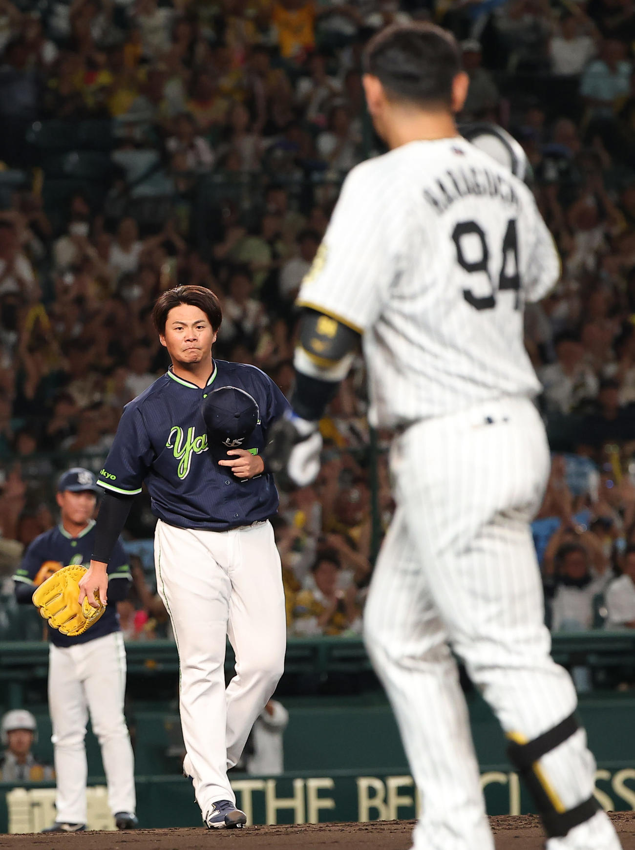 阪神対ヤクルト　　7回裏阪神2死一塁、原口のリーグ戦最終打席を対戦した帝京高後輩の清水は一礼する（撮影・上田博志）