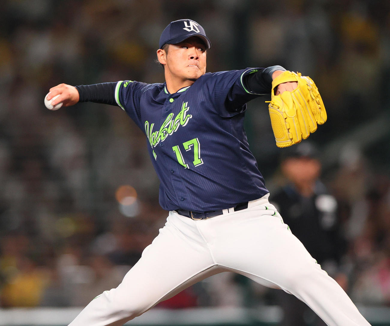 阪神対ヤクルト　7回裏阪神2死一塁、代打原口に投げる清水（撮影・上山淳一）