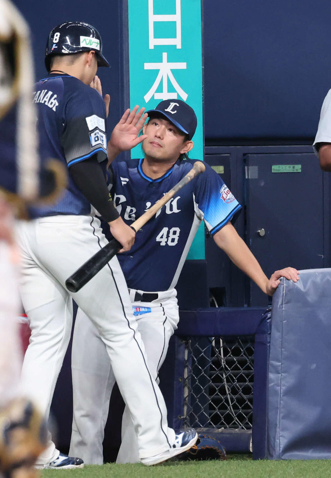 オリックス対西武　3回表西武1死満塁、西武先発の今井は、仲田の適時打で生還した渡部をベンチ内で迎える（撮影・西尾就之）
