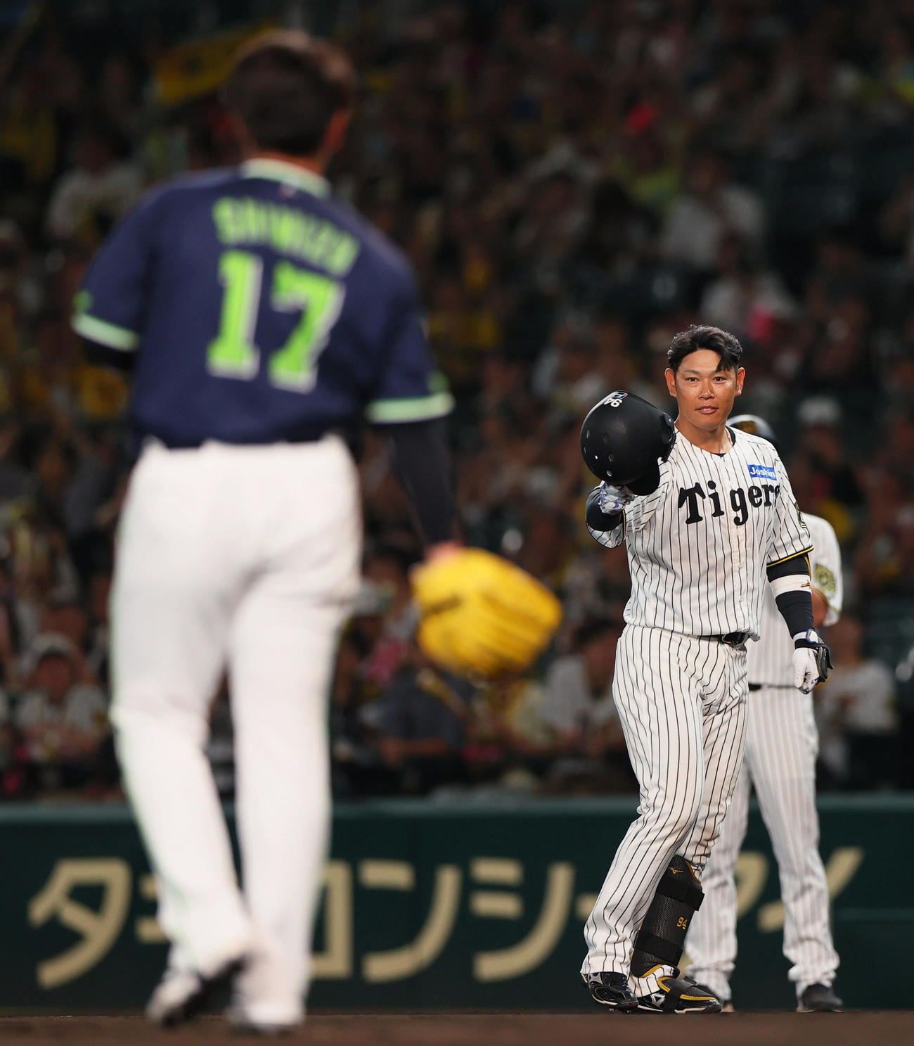 阪神対ヤクルト　7回裏阪神2死一塁、中飛に倒れた代打原口は投手清水（手前）に感謝を伝える（撮影・上山淳一）