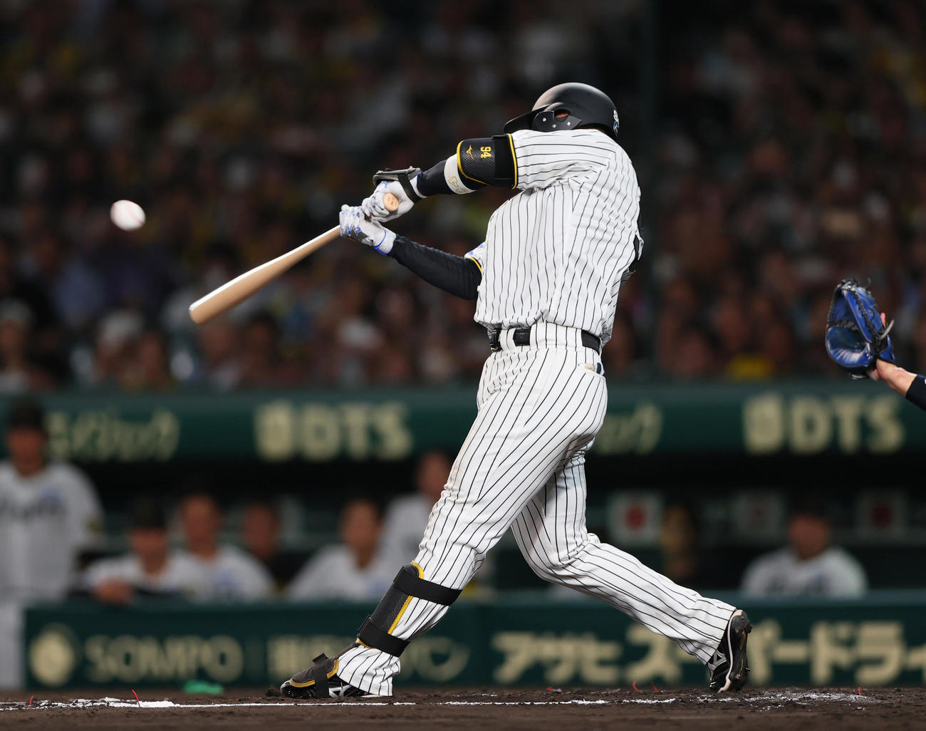 阪神対ヤクルト　7回裏阪神2死一塁、代打原口は中飛に倒れる（撮影・上山淳一）
