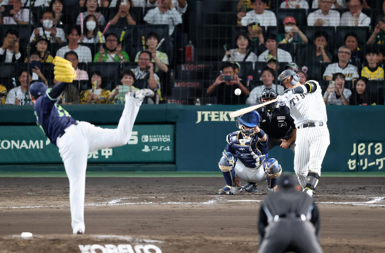 阪神対ヤクルト　7回裏阪神2死一塁、代打原口は中飛に倒れる。投手清水（撮影・加藤哉）