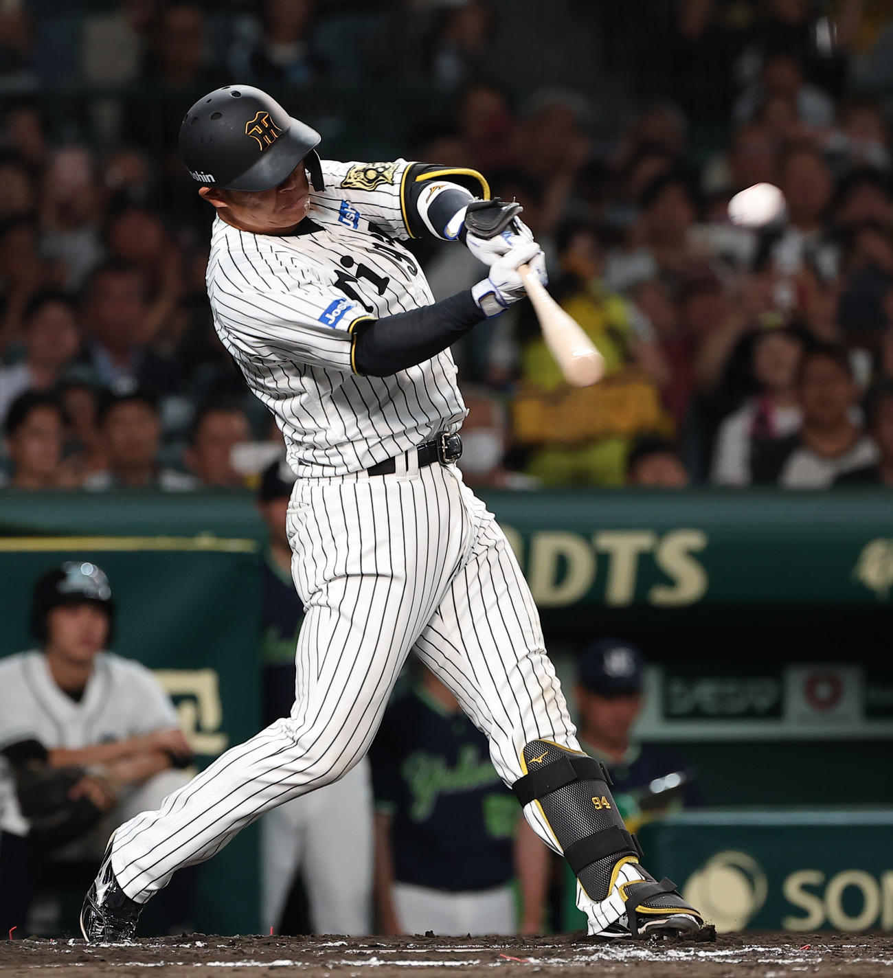 阪神対ヤクルト　　7回裏阪神2死一塁、代打の原口は中飛に倒れる（撮影・上田博志）