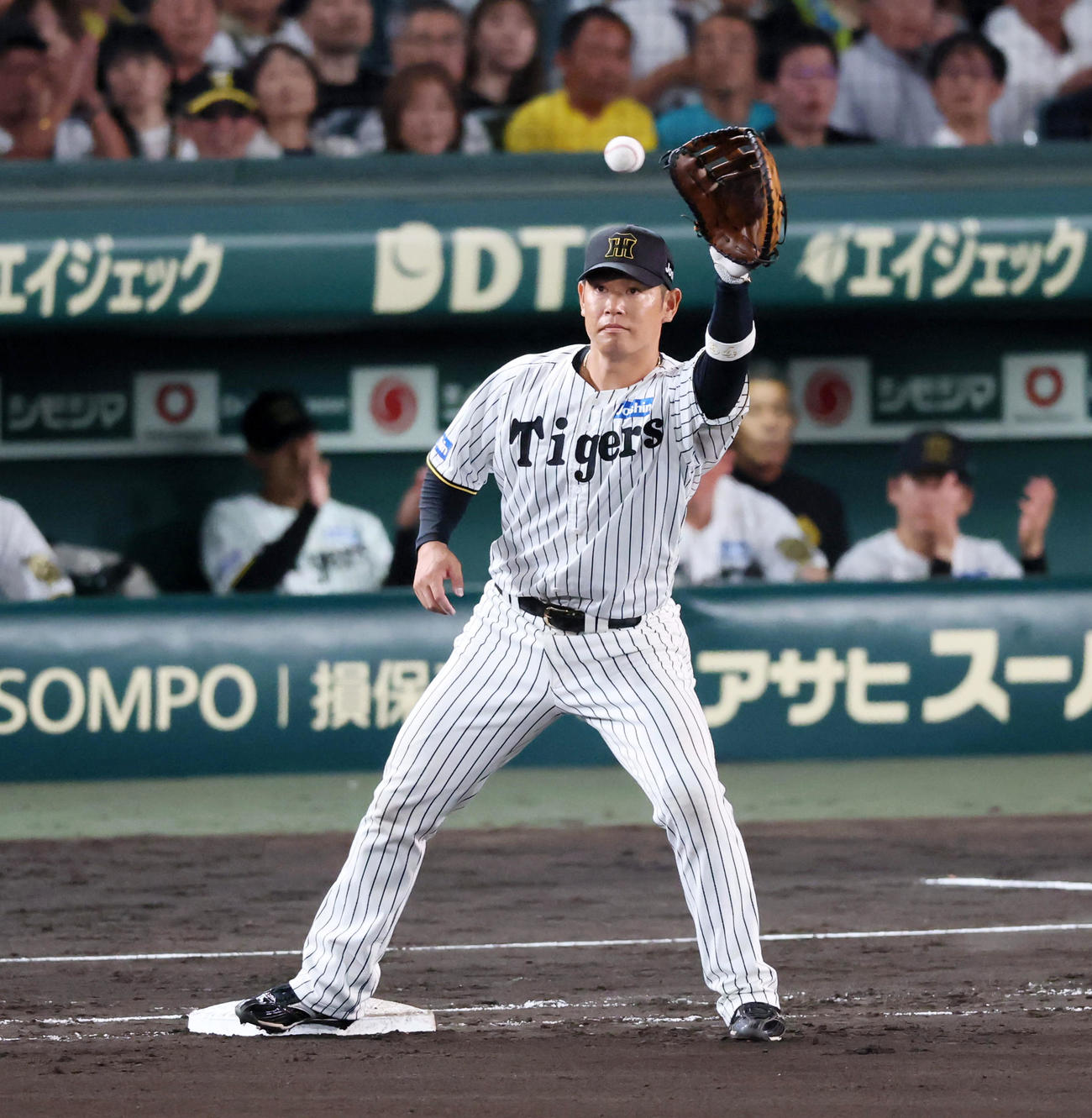 阪神対ヤクルト　8回表、一塁の守備に就いた原口（撮影・加藤哉）