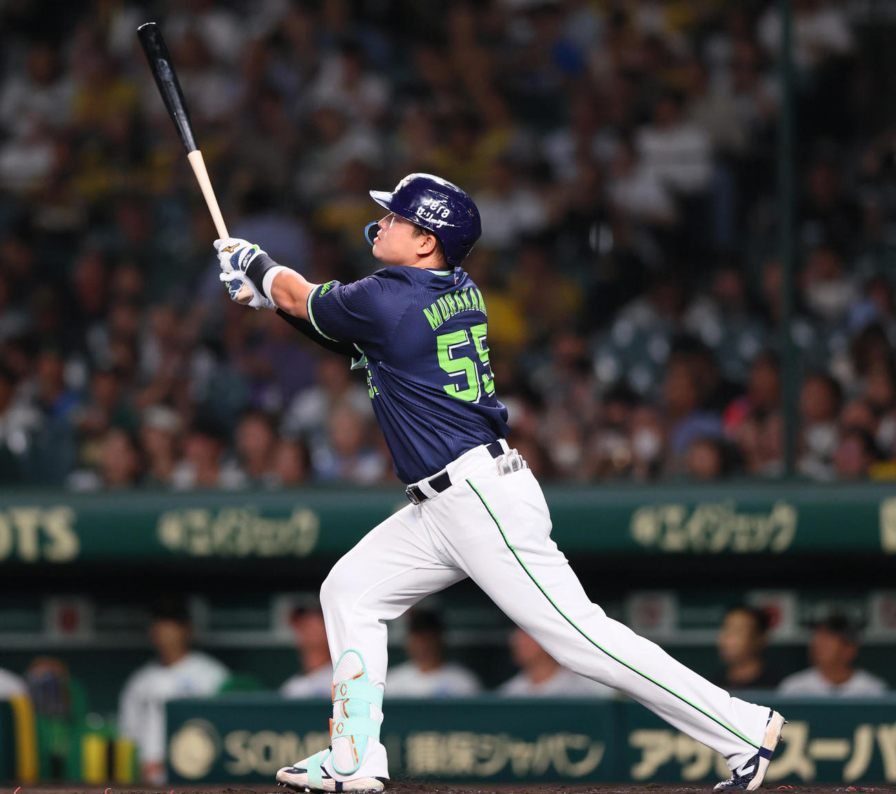 阪神対ヤクルト　4回表ヤクルト2死、村上は右越え本塁打を放つ（撮影・上山淳一）