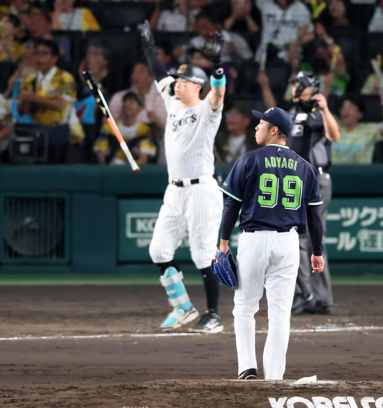 阪神対ヤクルト　5回裏阪神1死二塁、青柳は佐藤輝に右越え2点本塁打を浴びる（撮影・加藤哉）