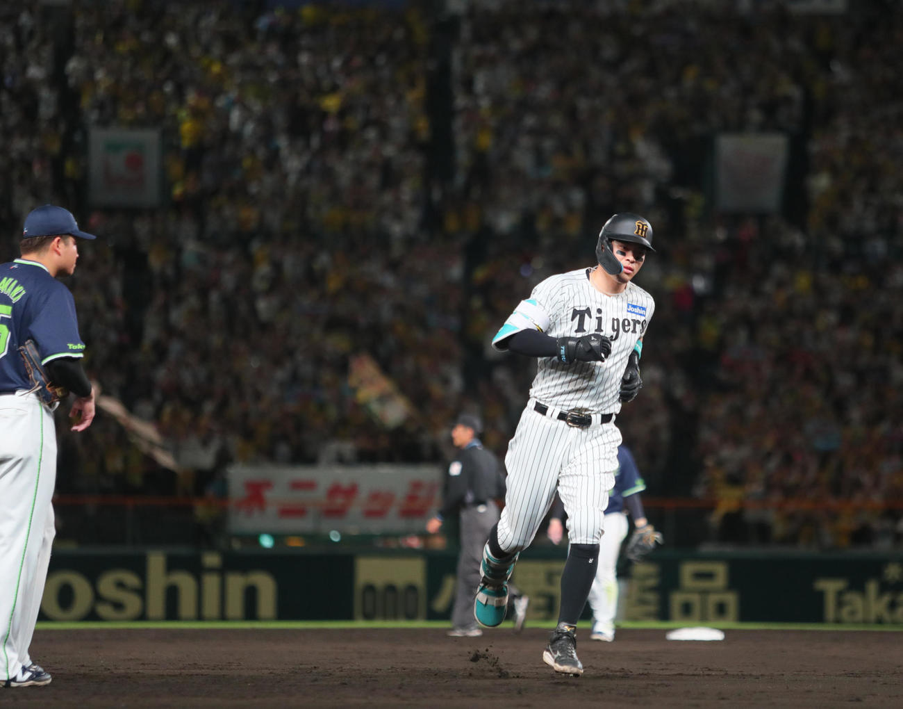 阪神対ヤクルト　5回裏阪神1死二塁、佐藤輝（右）は右越え2点本塁打を放ちダイヤモンドを1周する。左は三塁手村上（撮影・上山淳一）