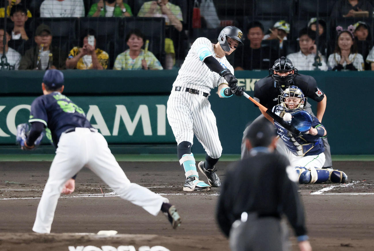 阪神対ヤクルト　1回裏阪神1死三塁、佐藤輝は左犠飛を打って先制点を挙げる。投手青柳（撮影・加藤哉）