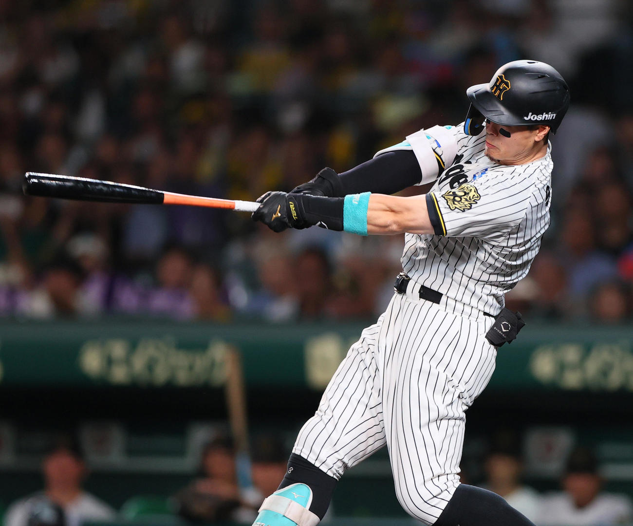 阪神対ヤクルト　5回裏阪神1死二塁、佐藤輝は右越え2点本塁打を放つ（撮影・上山淳一）