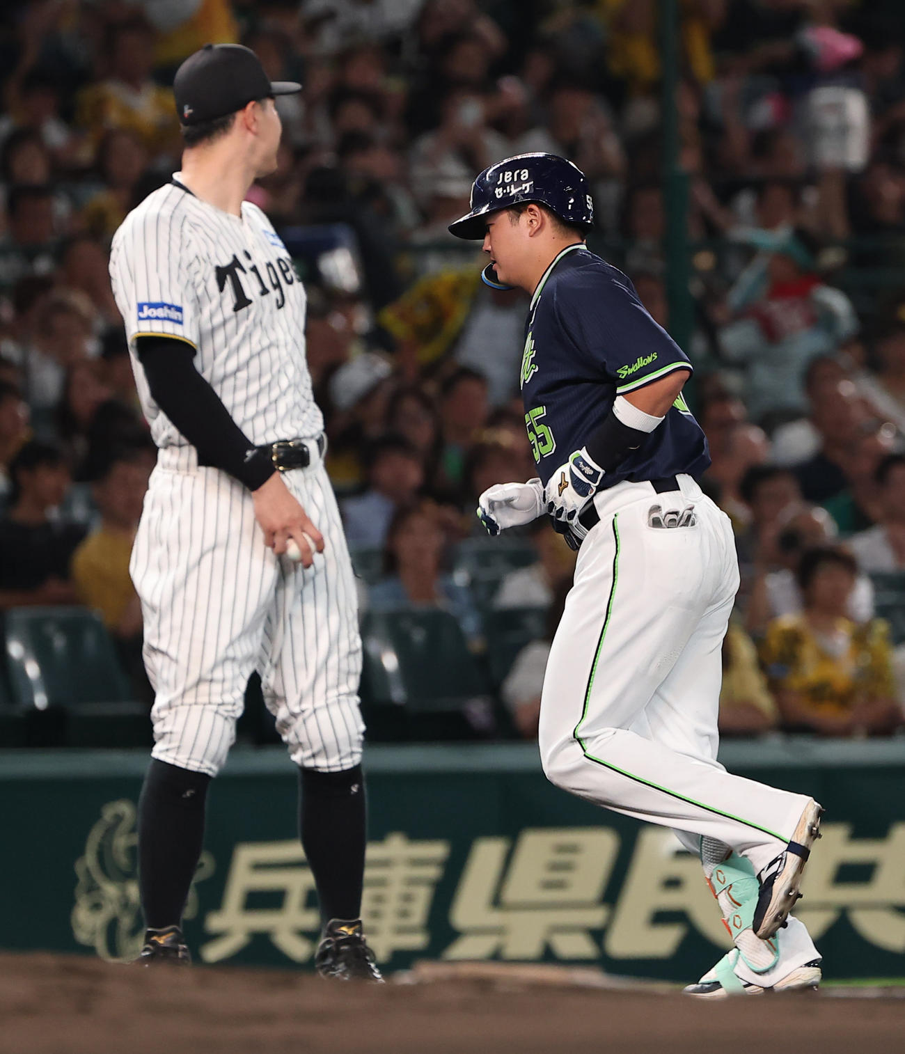 阪神対ヤクルト　7回表ヤクルト無死、二塁打を放ち代走を送られた村上（右）は40号本塁打を放った佐藤輝に声を掛ける（撮影・上田博志）