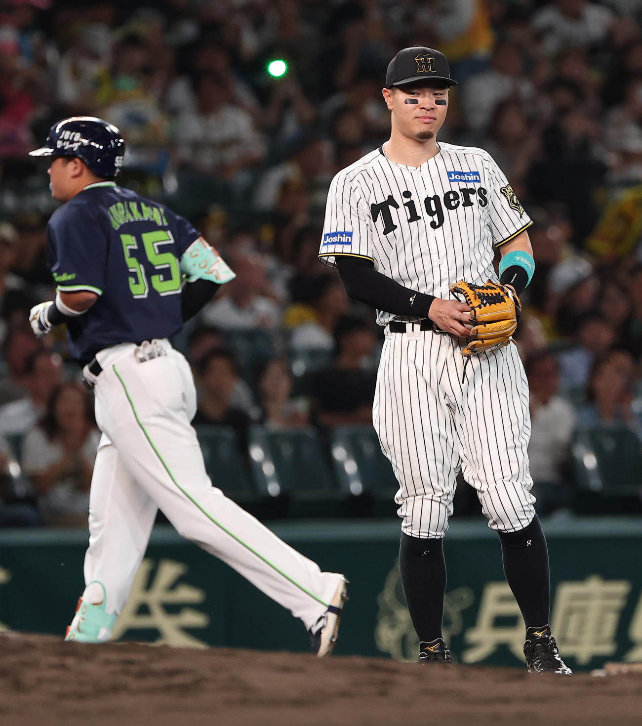 阪神対ヤクルト　7回表ヤクルト無死、二塁打を放ち代走を送られた村上（左）に声を掛けられ笑顔を見せる40号本塁打を放った佐藤輝（撮影・上田博志）