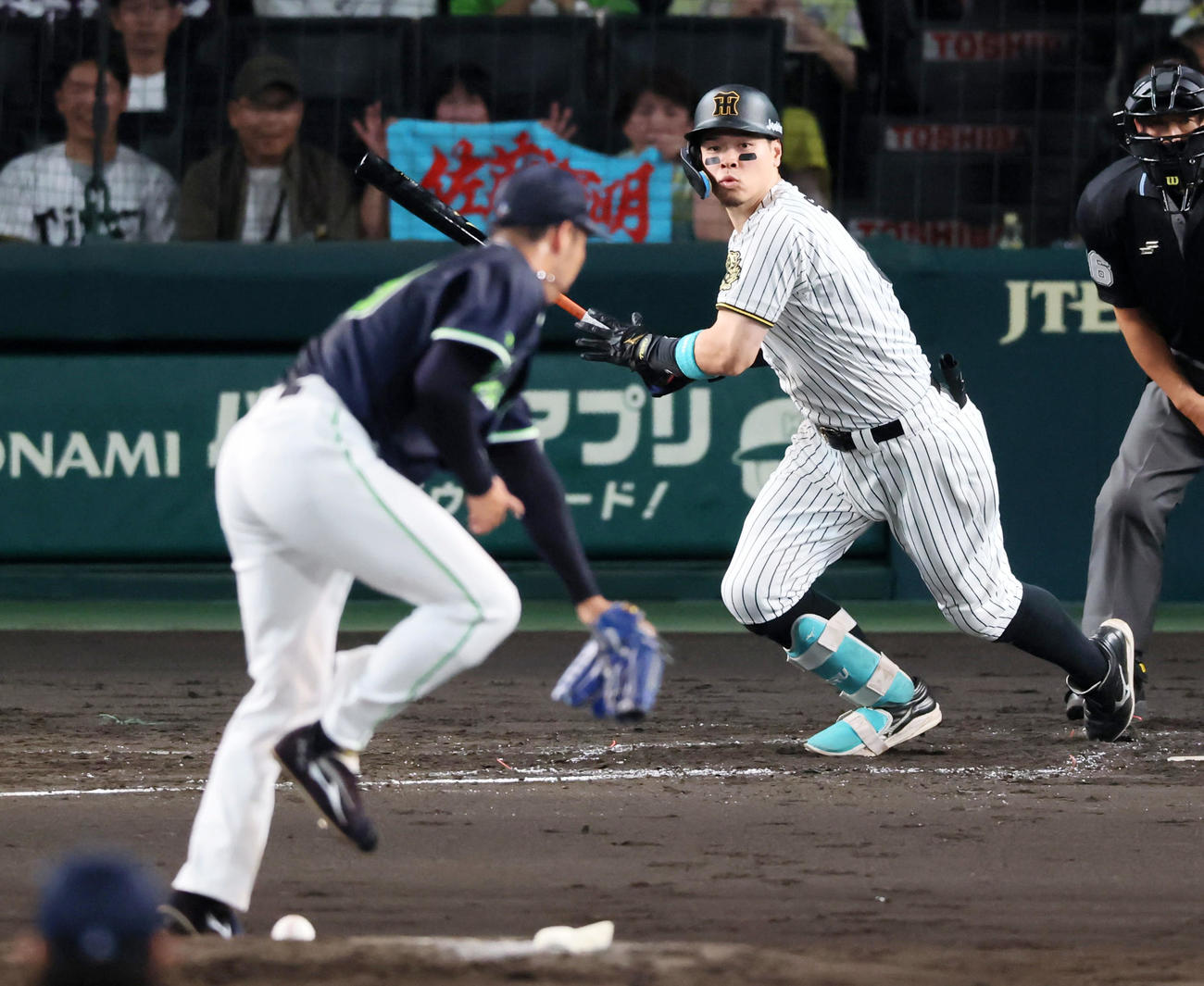 阪神対ヤクルト　3回裏阪神2死、投手への内野安打を放つ佐藤輝。投手青柳（撮影・加藤哉）