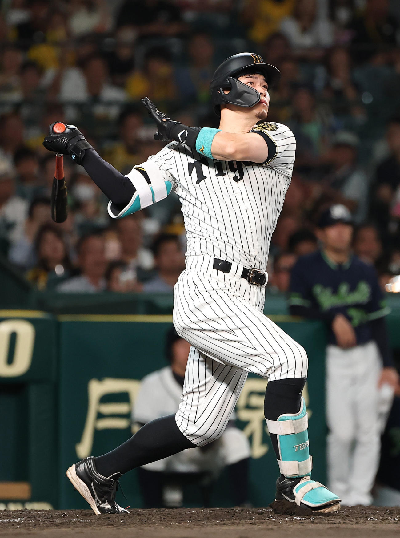 阪神対ヤクルト　5回裏阪神1死二塁、佐藤輝は右越えに40号本塁打を放つ（撮影・上田博志）