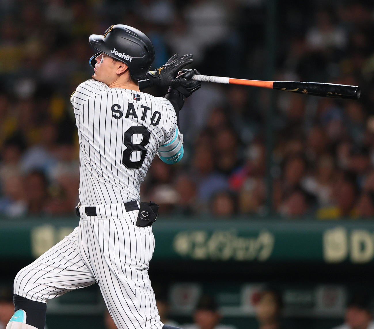 阪神対ヤクルト　5回裏阪神1死二塁、佐藤輝は右越え2点本塁打を放つ（撮影・上山淳一）