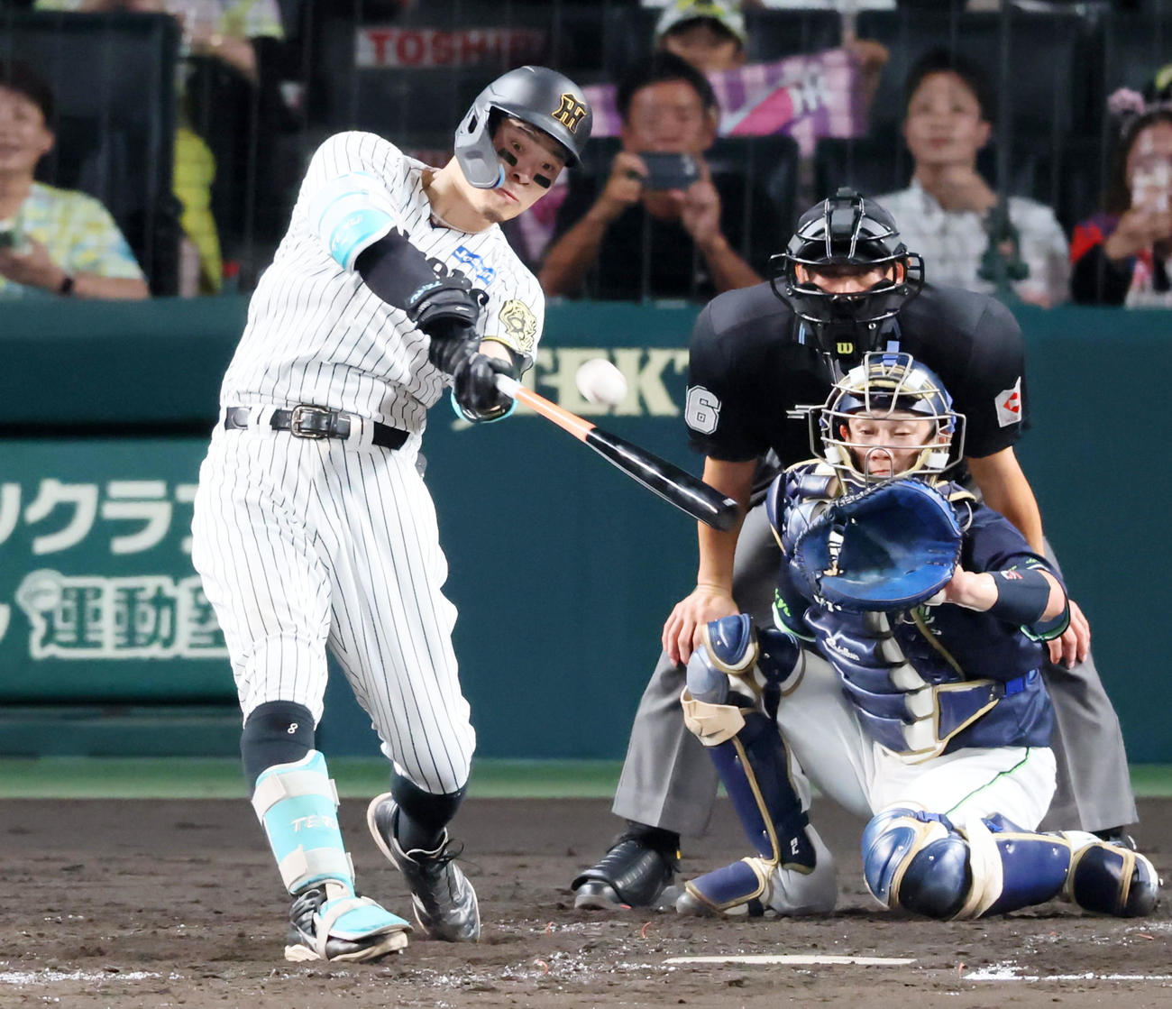 阪神対ヤクルト　5回裏阪神1死二塁、佐藤輝は右越え2点本塁打を放つ（撮影・加藤哉）