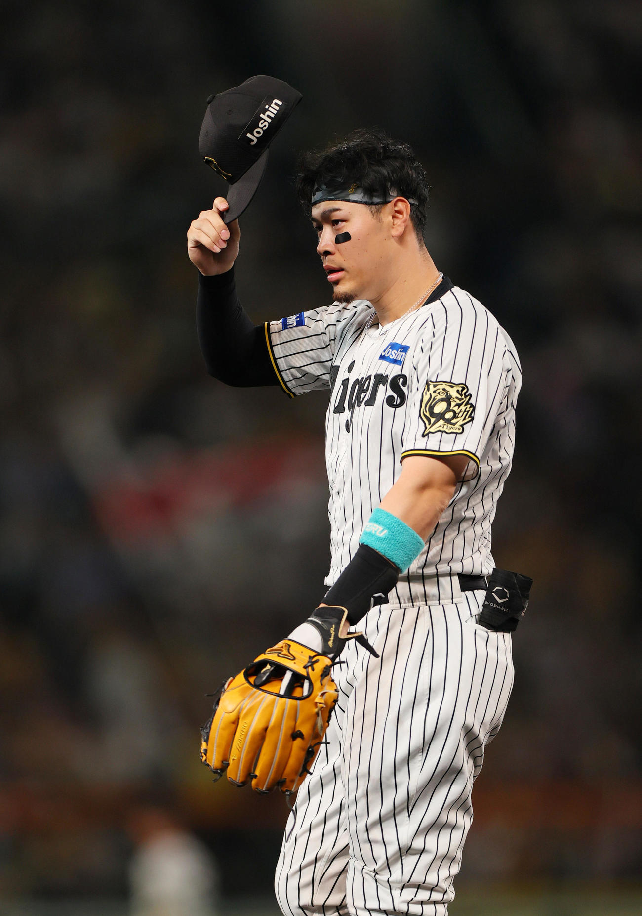 阪神対ヤクルト　5回裏に右越え2点本塁打を放った佐藤輝は攻守交代で守備位置に就きスタンドのファンに帽子を取ってあいさつする（撮影・上山淳一）