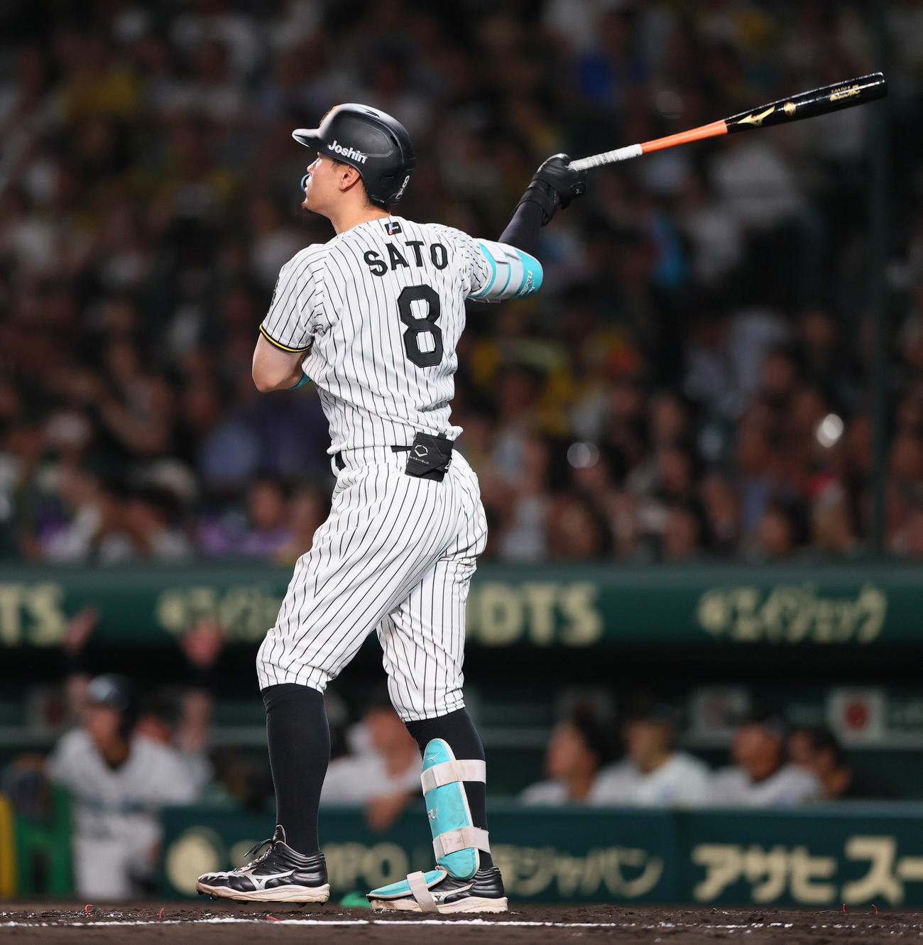 阪神対ヤクルト　5回裏阪神1死二塁、佐藤輝は右越え2点本塁打を放つ（撮影・上山淳一）