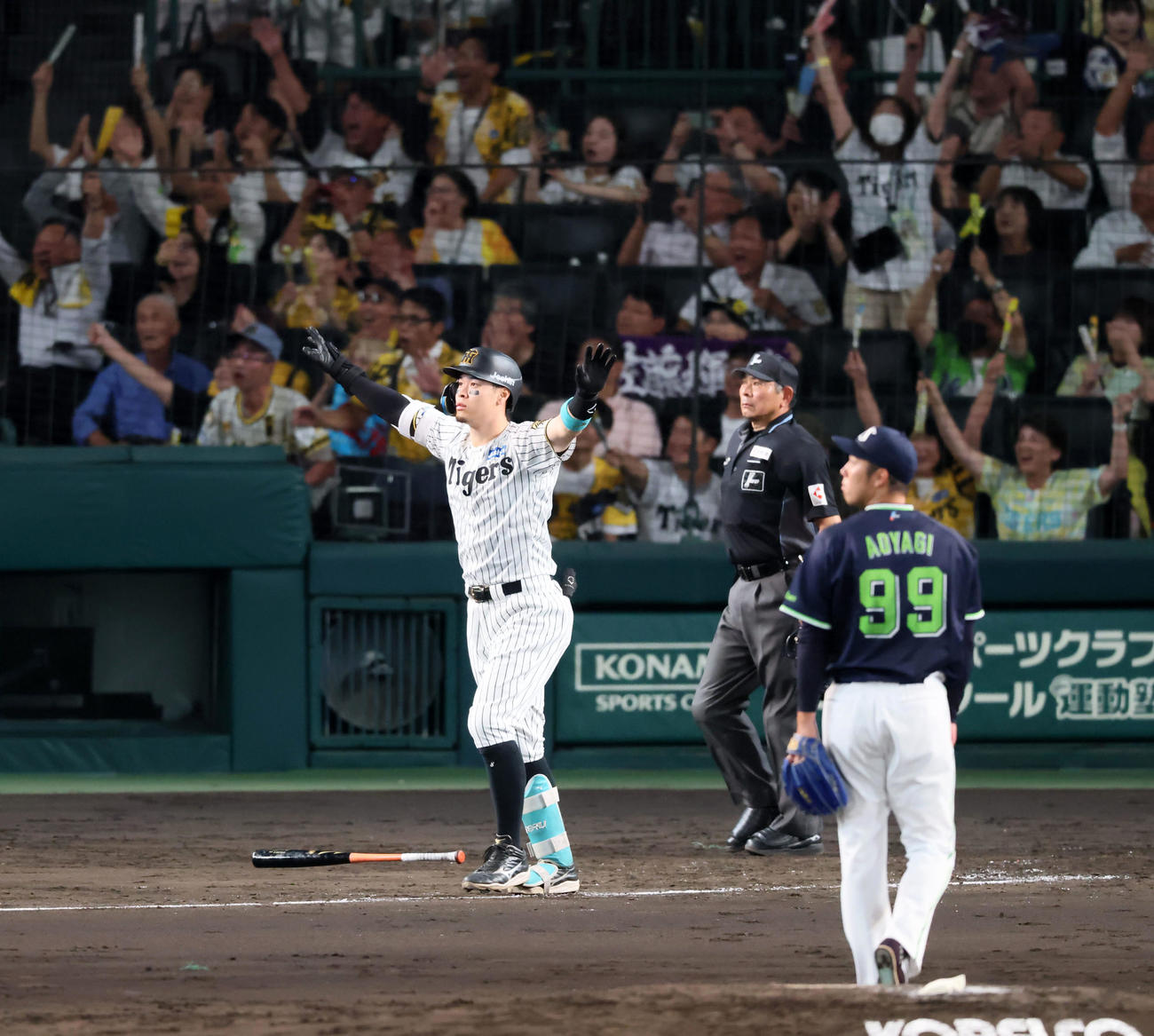 阪神対ヤクルト　5回裏阪神1死二塁、佐藤輝は右越え2点本塁打を放つ。投手青柳（撮影・加藤哉）