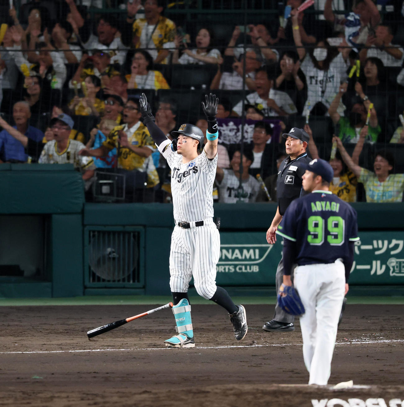 阪神対ヤクルト　5回裏阪神1死二塁、佐藤輝は右越え2点本塁打を放つ。投手青柳（撮影・加藤哉）