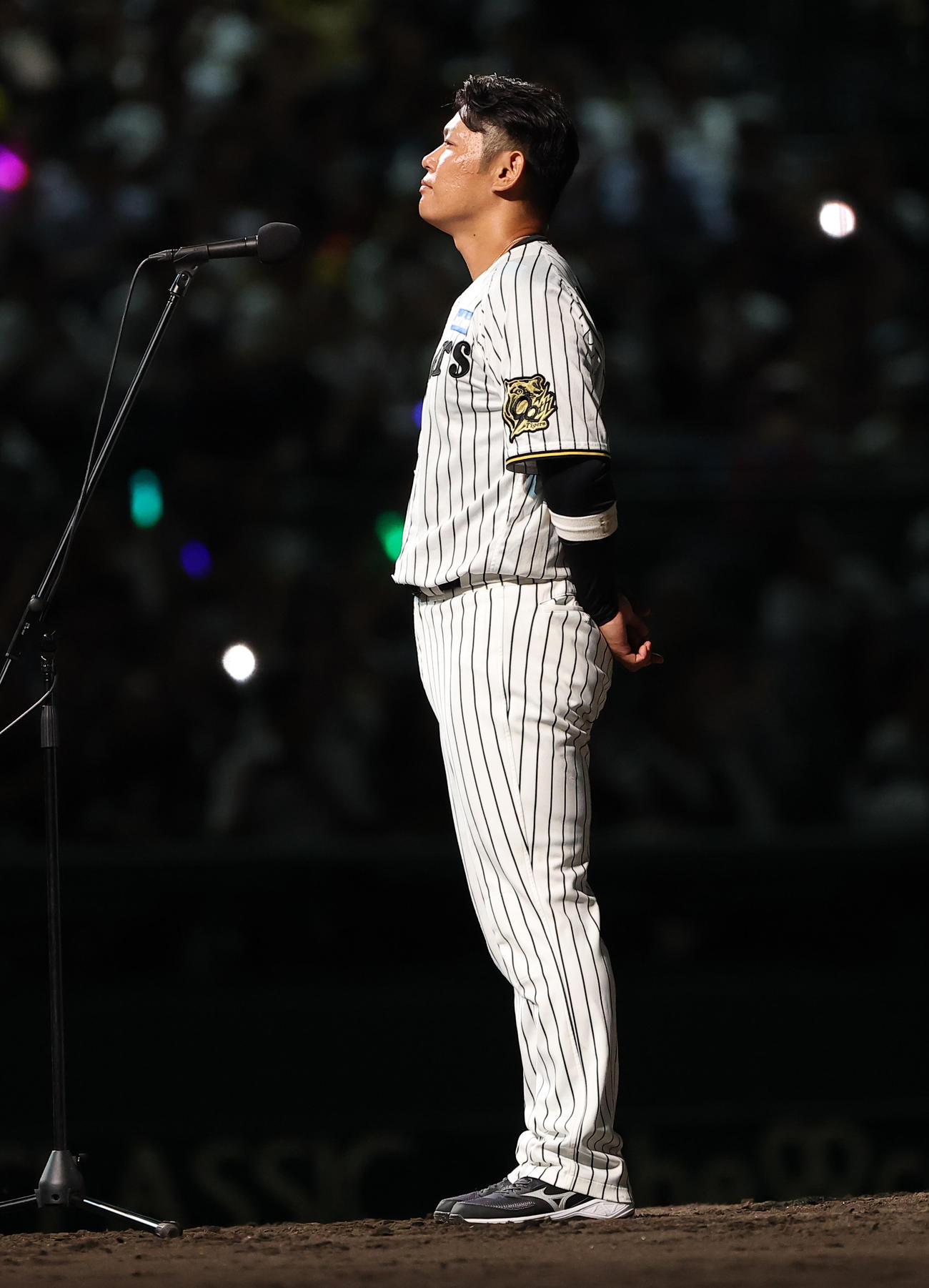 阪神対ヤクルト　引退セレモニーでスピーチする原口（撮影・上田博志）