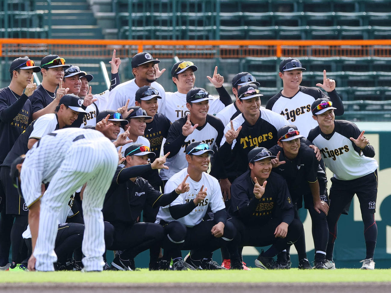 阪神対ヤクルト　試合前、今シーズン限りで引退する阪神原口（前列左から2人目）と記念撮影する選手ら（撮影・上山淳一）