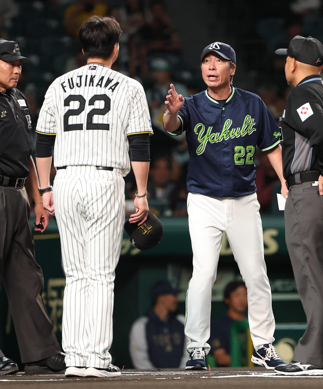 阪神対ヤクルト　藤川監督（左）とメンバー交換をする高津監督（撮影・上田博志）