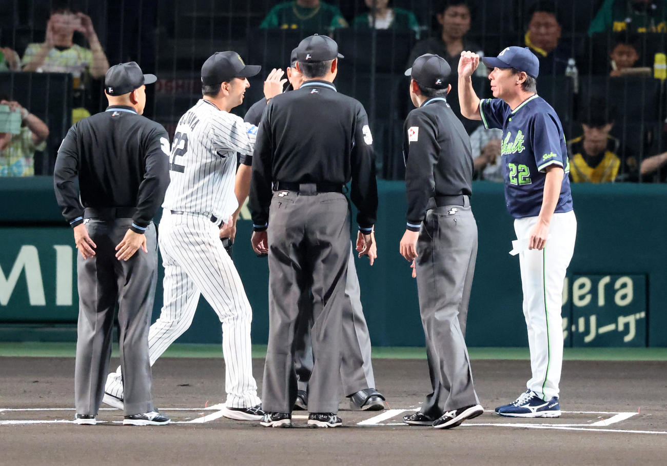 阪神対ヤクルト　メンバー表の交換で顔を合わせる阪神藤川監督（左）とヤクルト高津監督（撮影・加藤哉）