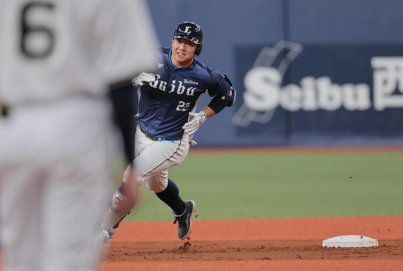 オリックス対西武　2回表西武1死二、三塁、古賀は中前打を放ち、一塁オーバーランへの本塁からの送球がそれる間に一気に生還し3点を奪う（撮影・宮崎幸一）