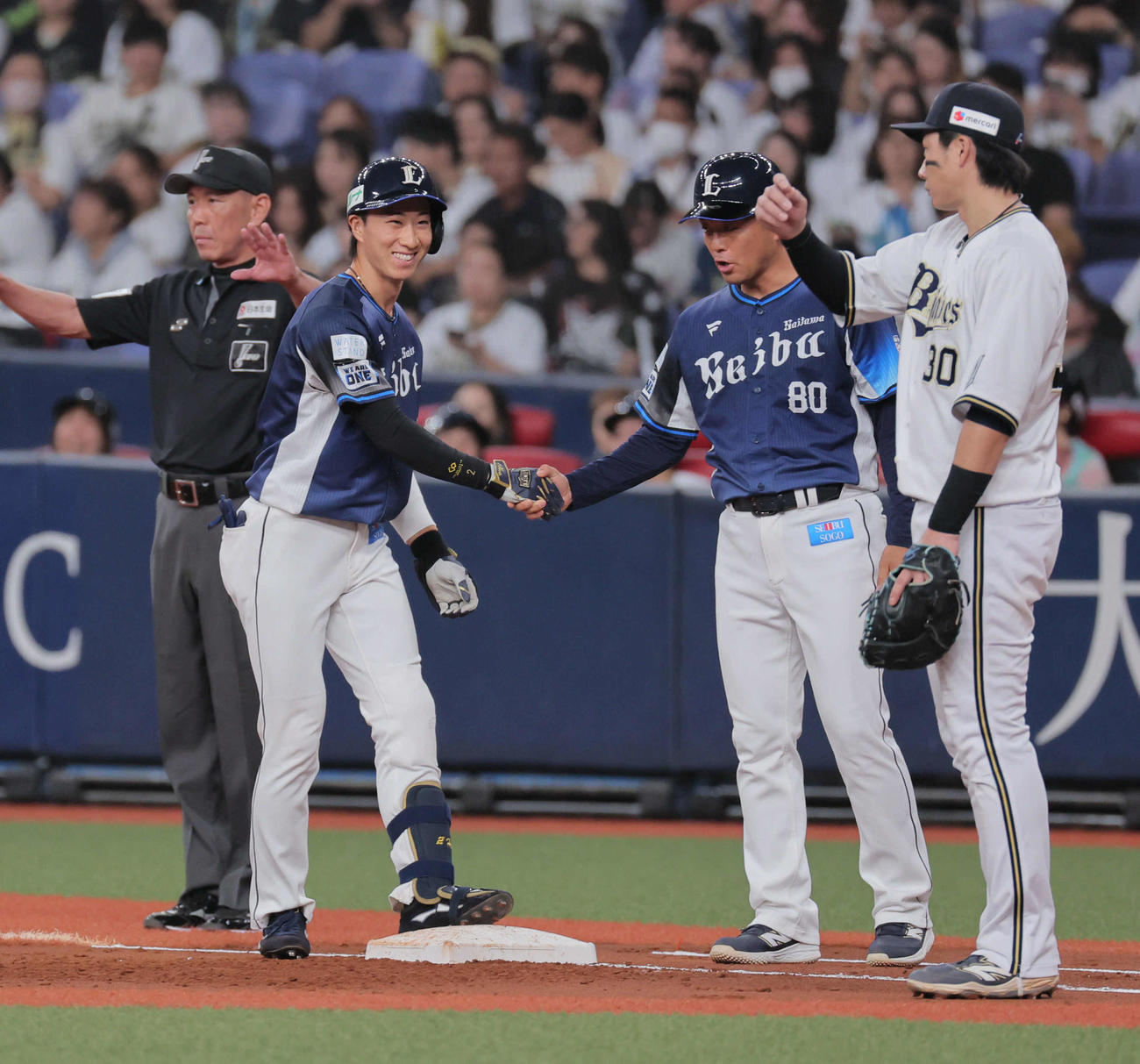 オリックス対西武　2回表西武1死、斎藤は中前打を放ちプロ初安打を記録し笑顔を見せる（撮影・宮崎幸一）