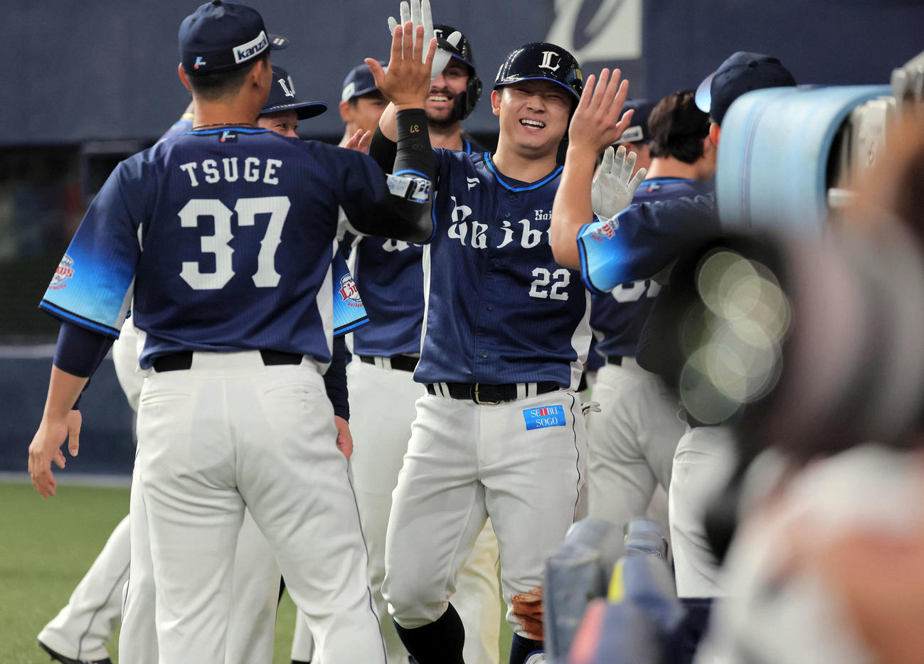 オリックス対西武　2回表西武1死二、三塁、古賀は中前打を放ち、一塁オーバーランへの本塁からの送球がそれる間に一気に生還し3点を奪う（撮影・宮崎幸一）