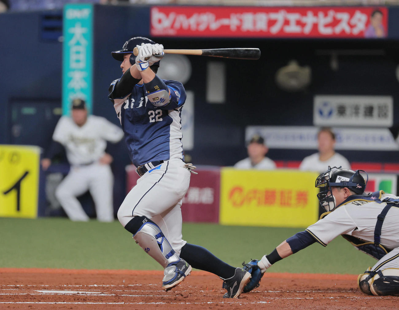 オリックス対西武　2回表西武1死二、三塁、古賀は中前打を放ち、一塁オーバーランへの本塁からの送球がそれる間に一気に生還し3点を奪う（撮影・宮崎幸一）