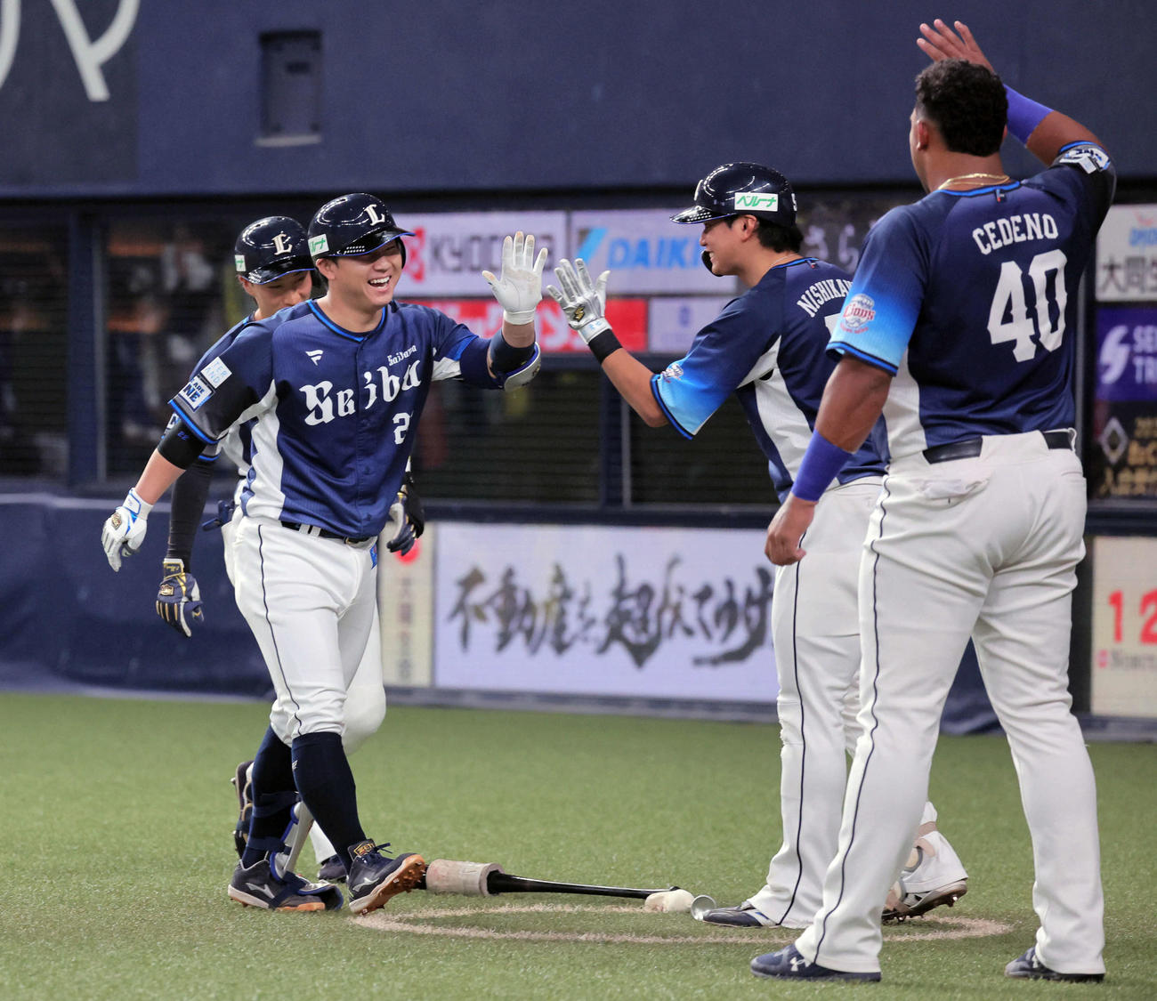 オリックス対西武　2回表西武1死二、三塁、古賀は中前打を放ち、一塁オーバーランへの本塁からの送球がそれる間に一気に生還し3点を奪う（撮影・宮崎幸一）