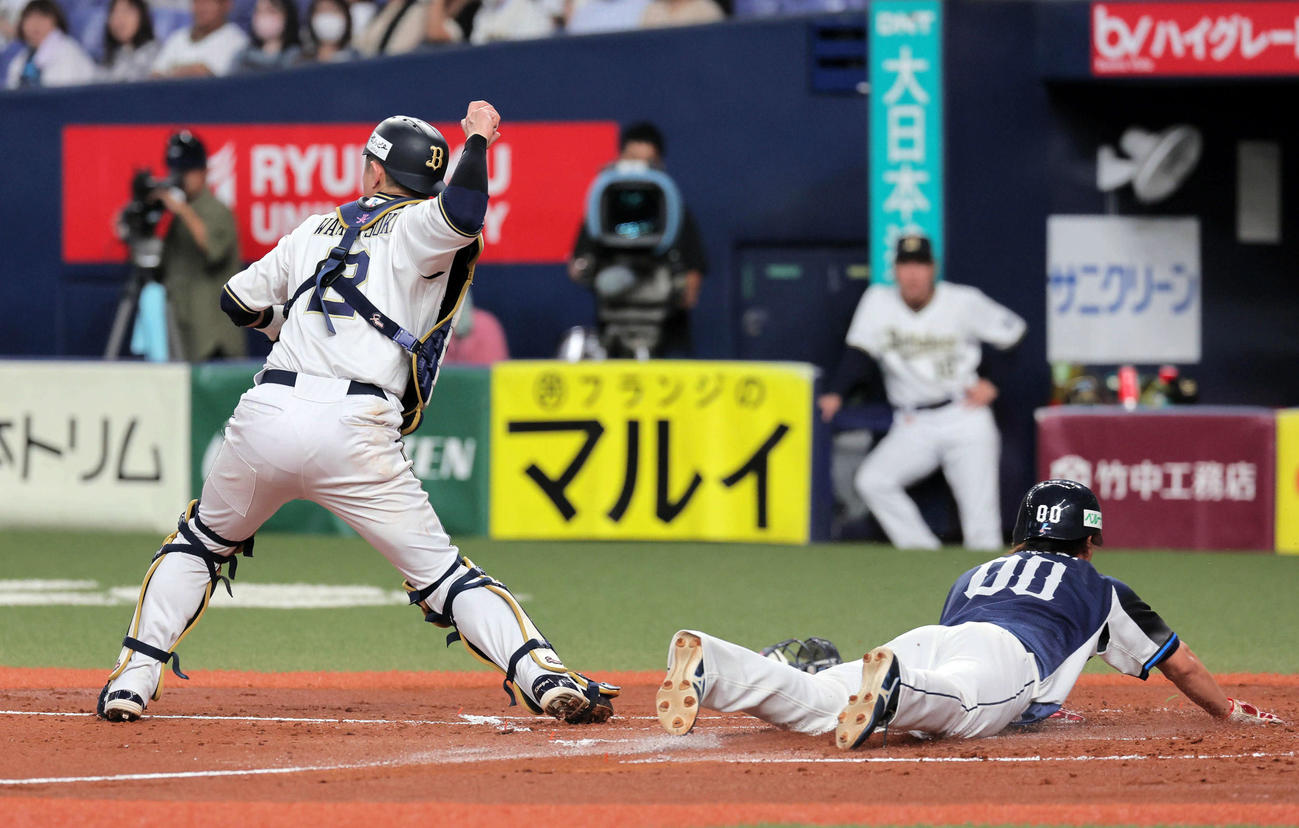 オリックス対西武　2回表西武1死二、三塁、古賀の中前打で生還する仲田と、一塁オーバーランで一塁に送球する若月（撮影・宮崎幸一）