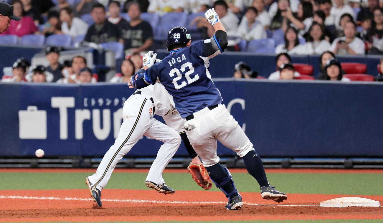 オリックス対西武　2回表西武1死二、三塁、古賀は中前打を放ち、一塁オーバーランへの本塁からの送球がそれる間に一気に生還し3点を奪う（撮影・宮崎幸一）