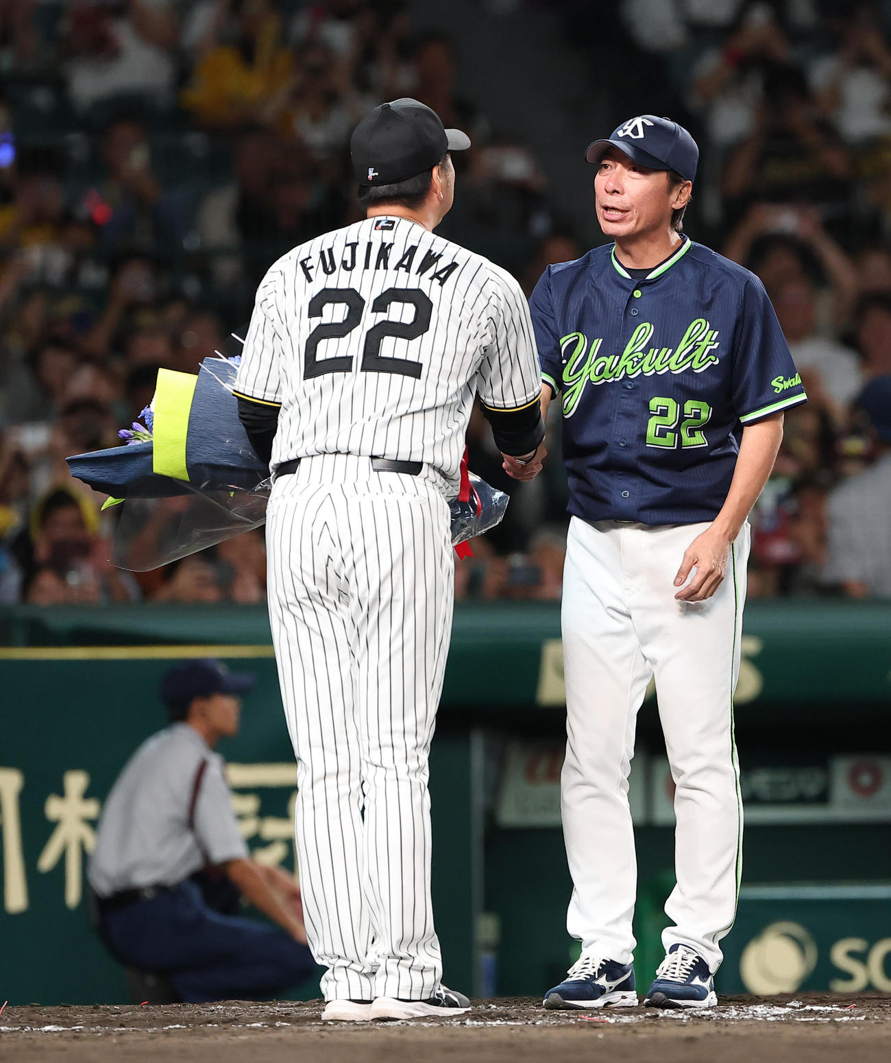 阪神対ヤクルト　　藤川監督（左）から花束を受け取る高津監督（撮影・上田博志）