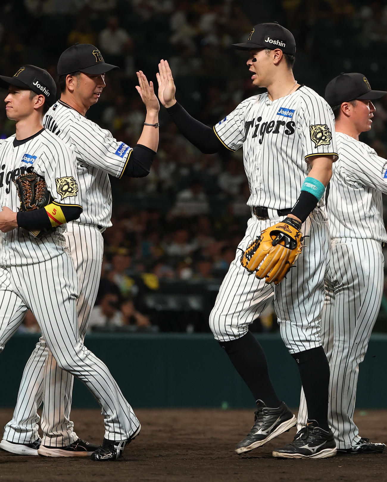 阪神対ヤクルト　ヤクルトに勝利した藤川監督（左）は佐藤輝とハイタッチをする（撮影・上田博志）