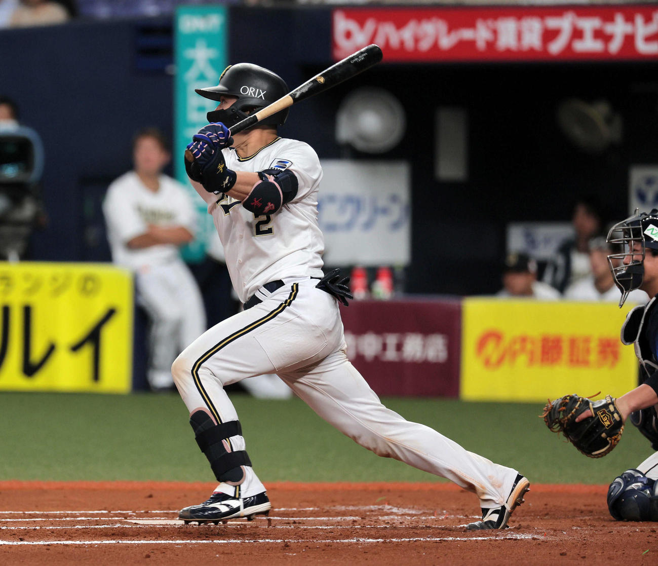 オリックス対西武　6回裏オリックス2死一、三塁、若月は中越え2点適時二塁打を放つ（撮影・宮崎幸一）