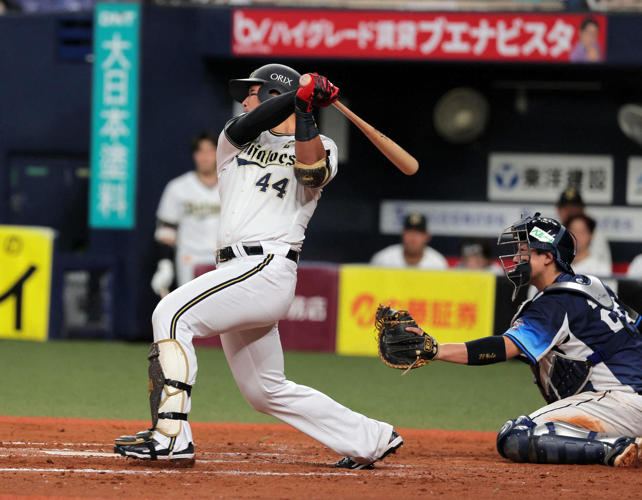 オリックス対西武　8回裏オリックス無死一、二塁、頓宮は一塁失策を誘い1点差とする（撮影・宮崎幸一）