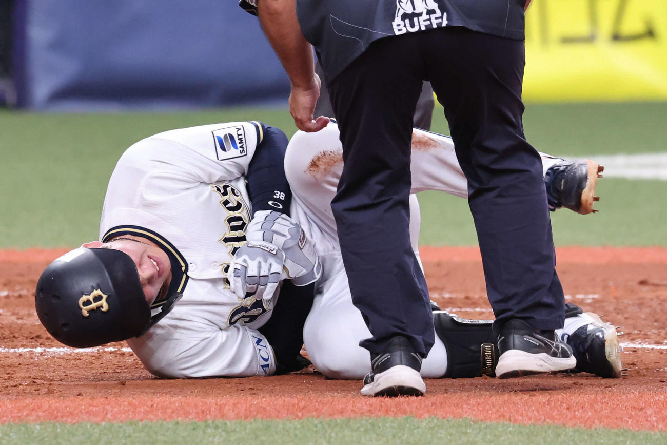 オリックス対西武　4回裏オリックス1死、来田は左手付近に死球を受け倒れる（撮影・西尾就之）