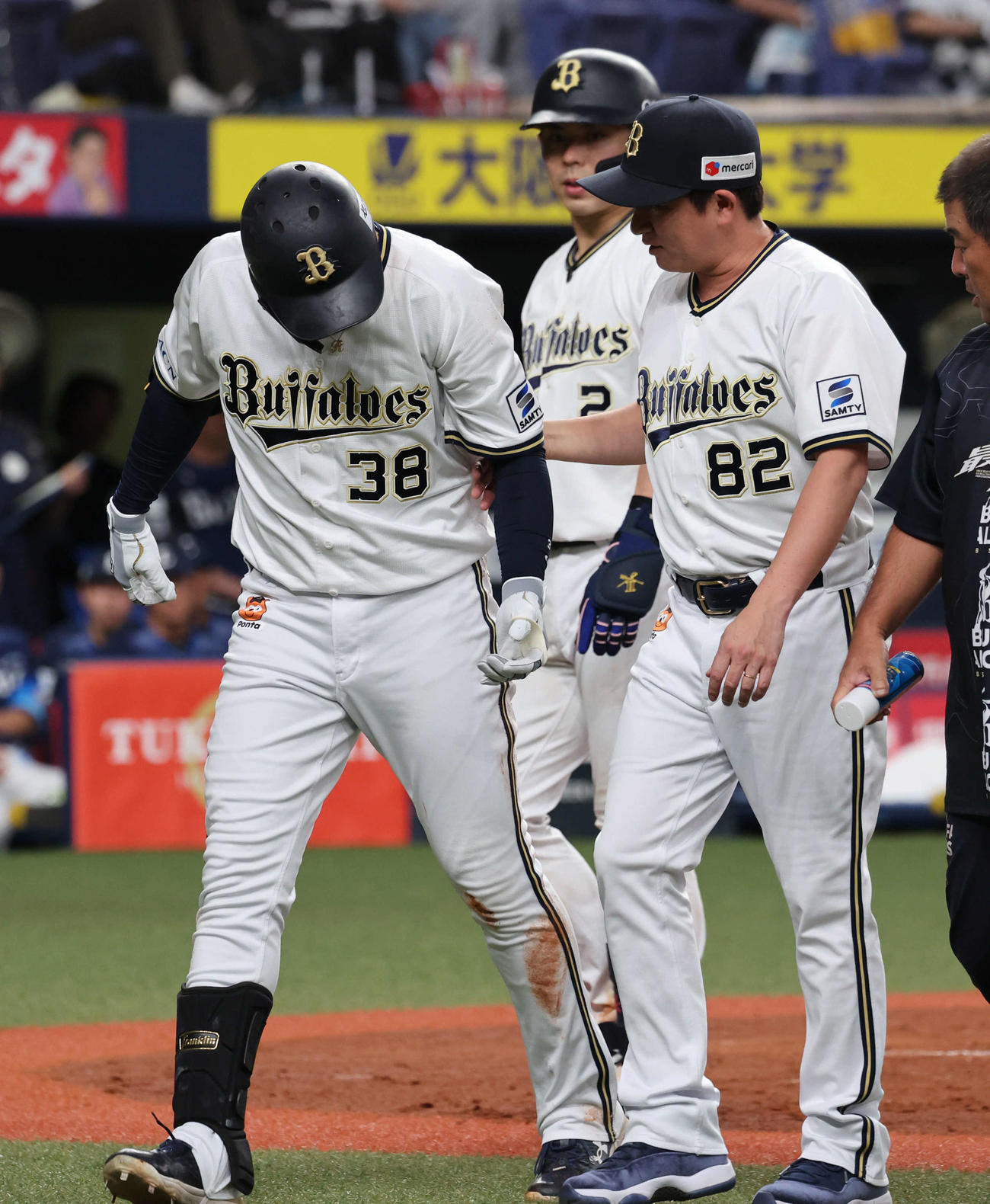 オリックス対西武　4回裏オリックス1死、来田は左手付近に死球を受けベンチにに戻る（撮影・西尾就之）