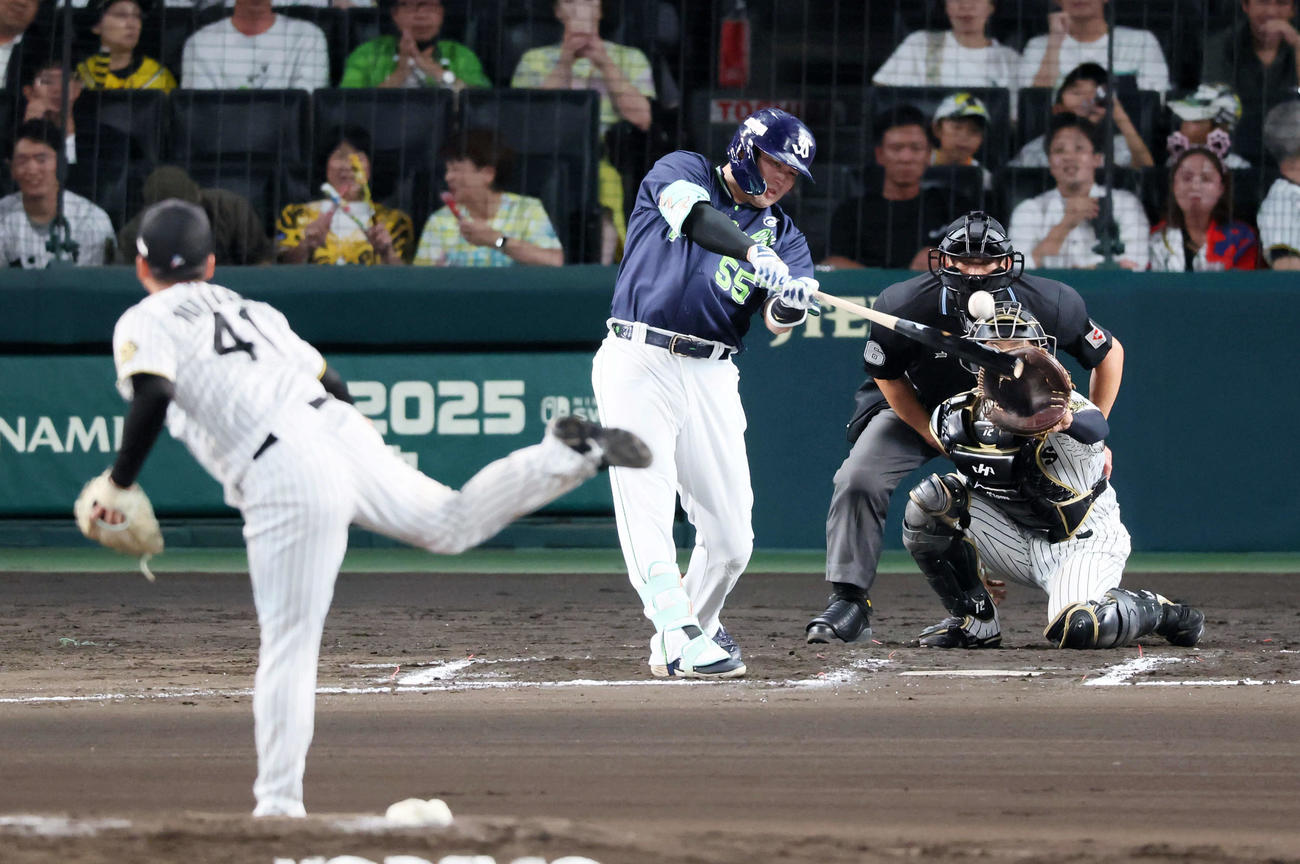 阪神対ヤクルト　7回表ヤクルト無死、村上は中越え二塁打を放つ。投手村上（撮影・加藤哉）