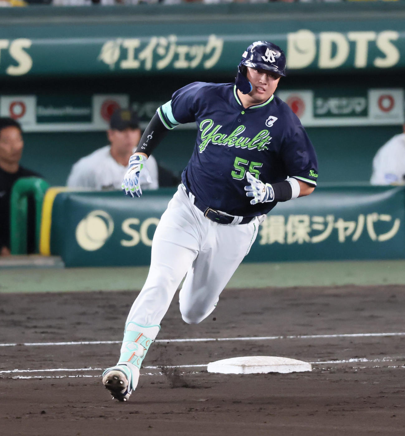 阪神対ヤクルト　7回表ヤクルト無死、村上は中越え二塁打を放つ（撮影・加藤哉）