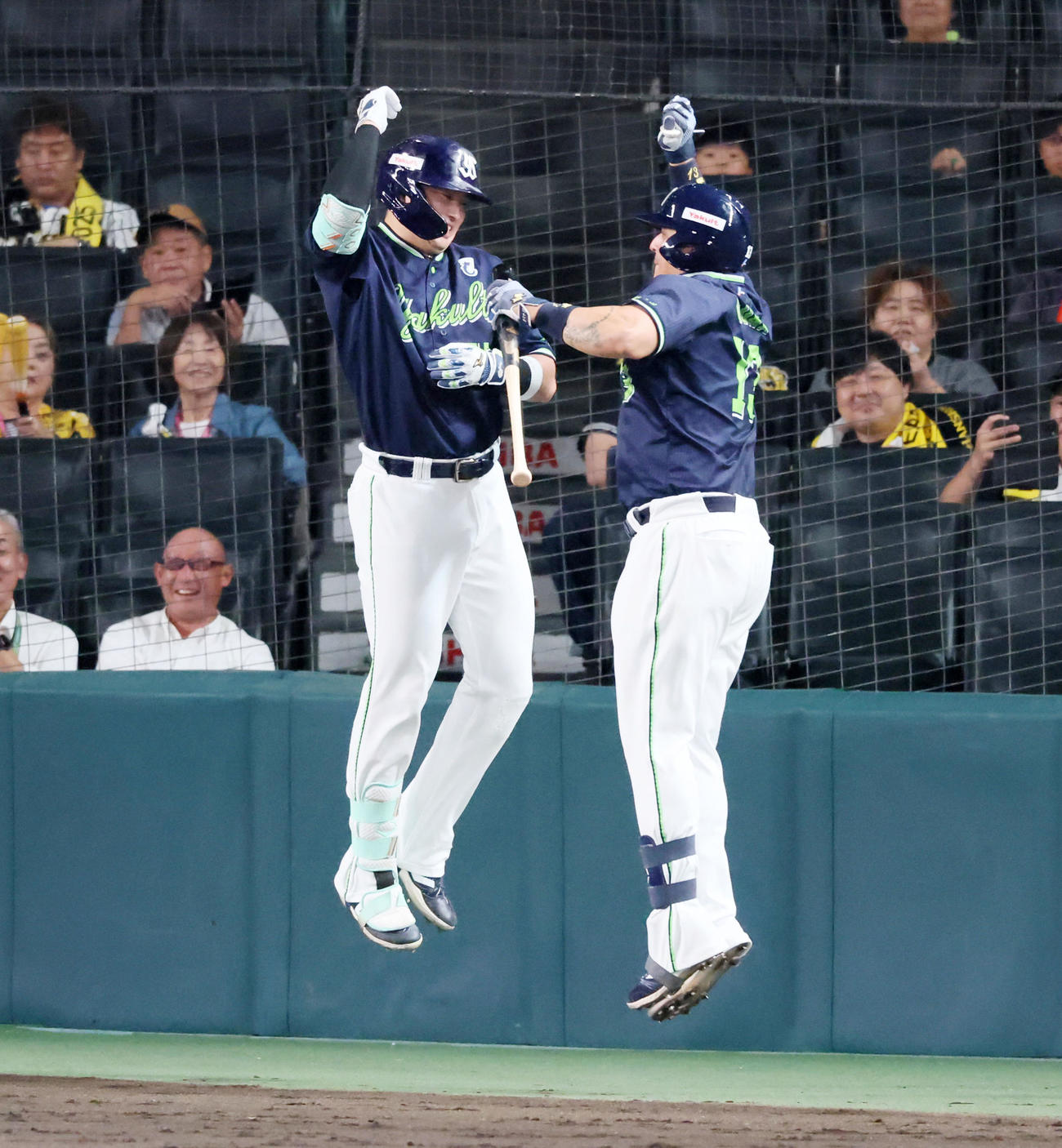 阪神対ヤクルト　4回表ヤクルト2死、村上は右越えソロ本塁打を放ち次打者オスナ（右）とジャンプしてタッチする（撮影・加藤哉）