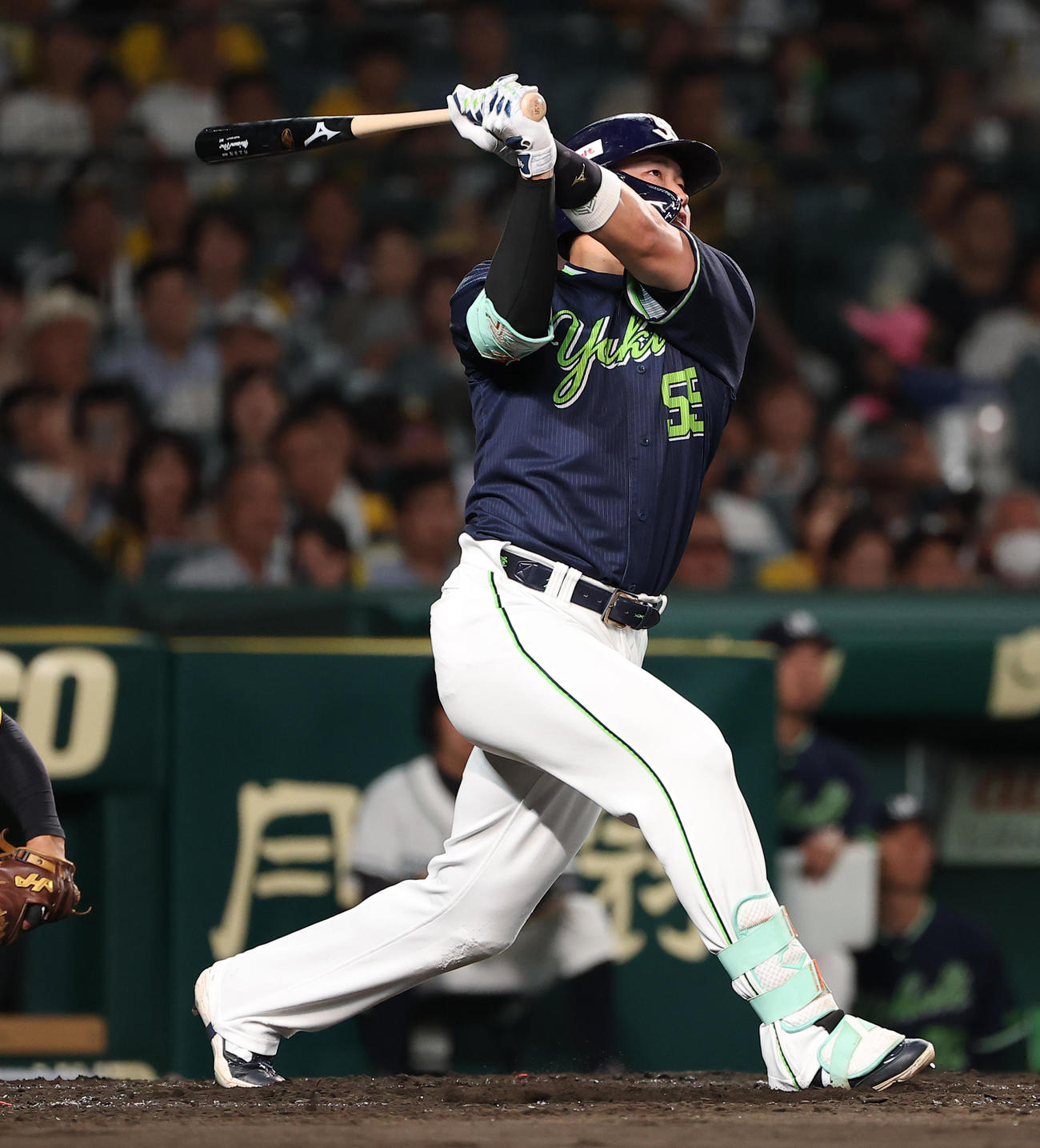阪神対ヤクルト　4回表ヤクルト2死、村上はソロ本塁打を放つ（撮影・上田博志）