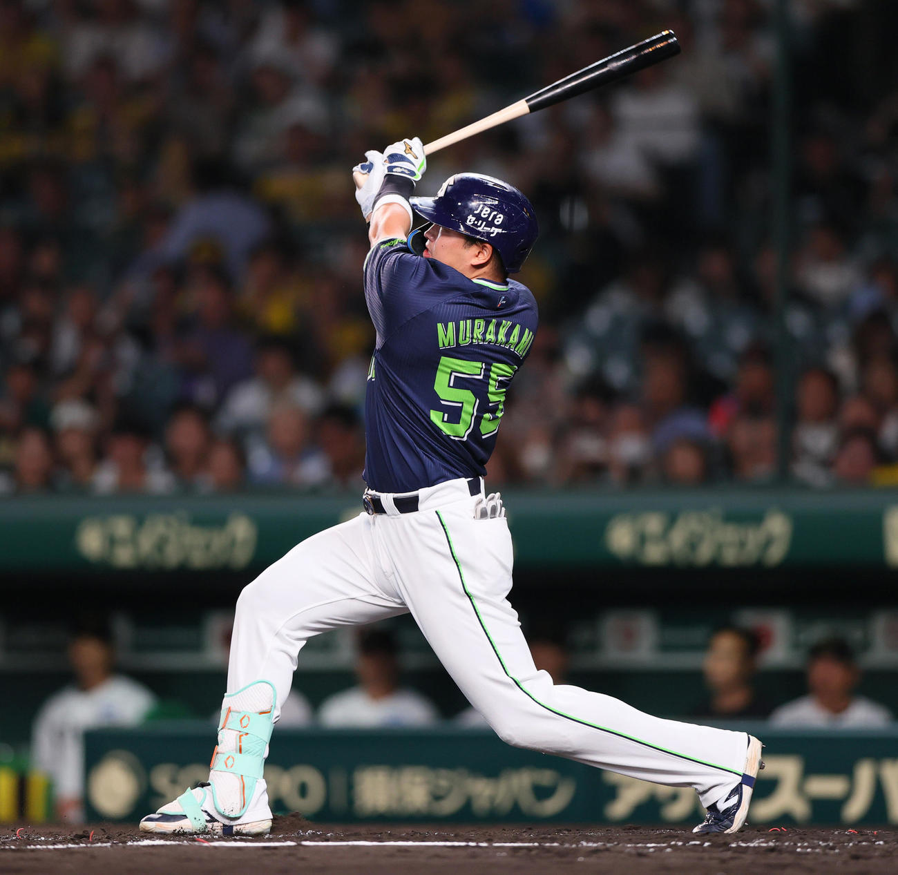 阪神対ヤクルト　4回表ヤクルト2死、村上は右越え本塁打を放つ（撮影・上山淳一）