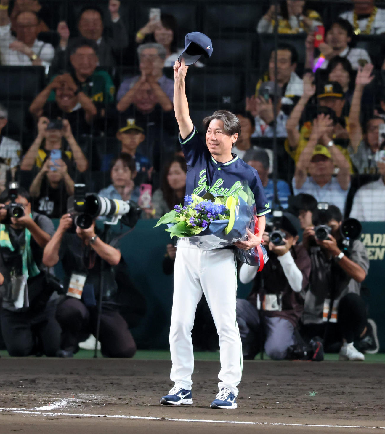 阪神対ヤクルト　試合後ヤクルト高津監督は阪神ファンからの声援に手を振ってあいさつする（撮影・加藤哉）