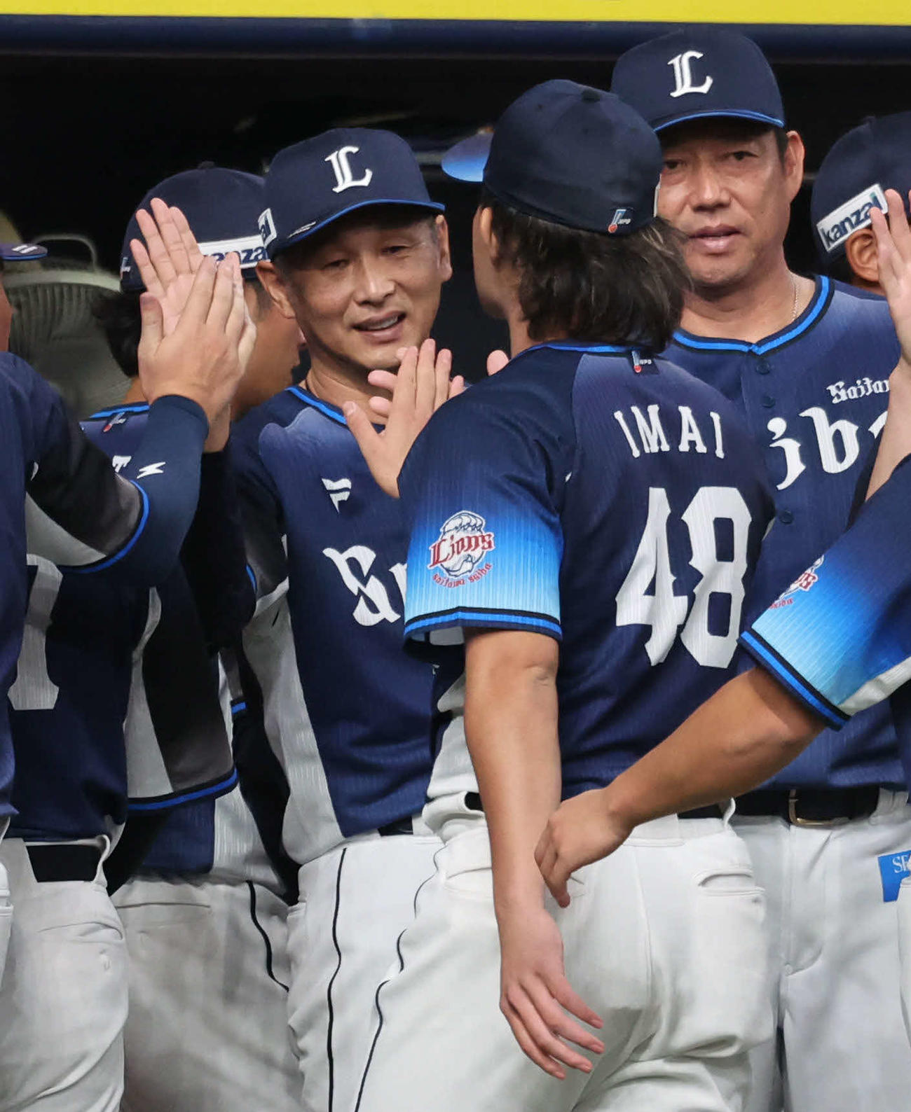 オリックス対西武　勝利投手となった今井を出迎える西武西口監督（撮影・西尾就之）