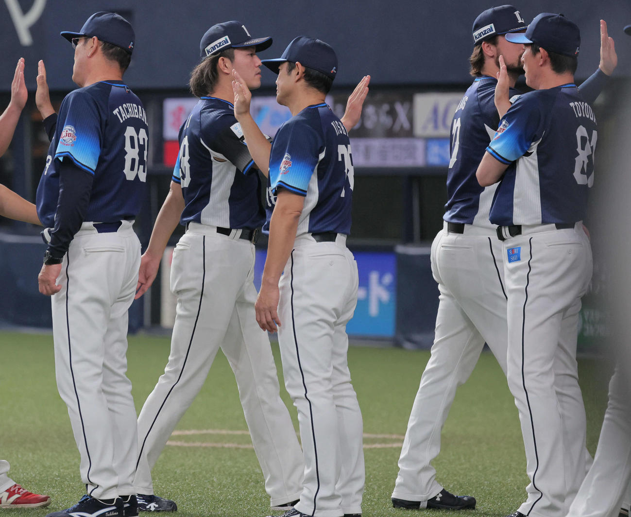 オリックス対西武　勝利を祝う西武今井（左から2人目）ら（撮影・宮崎幸一）