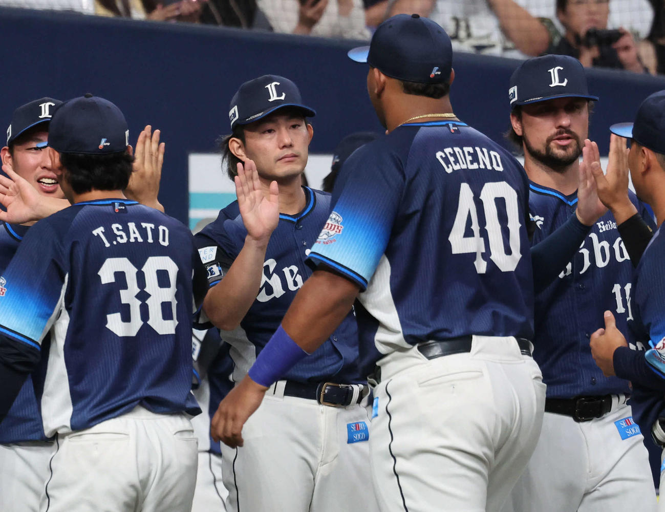 オリックス対西武　勝利投手となった西武今井（中）はナインを出迎える（撮影・西尾就之）